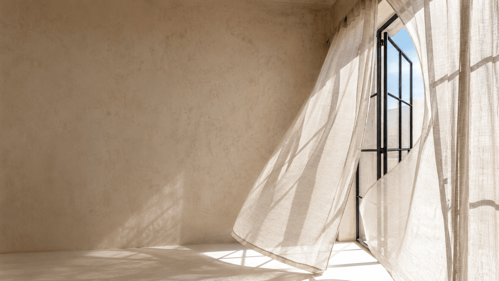Visillo de lino junto a una ventana abierta en un interior cálido