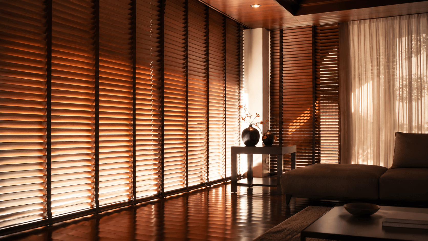 Persianas venecianas de madera con luz cálida en un salón